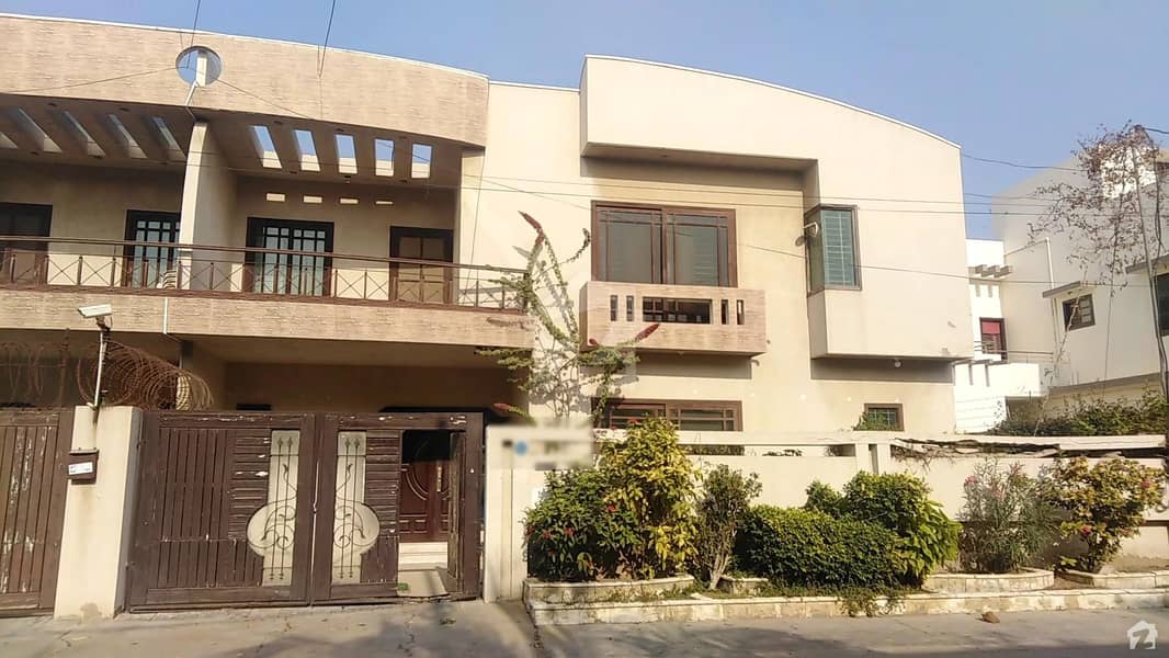 ڈی ایچ اے فیز 6 ڈی ایچ اے کراچی میں 4 کمروں کا 12 مرلہ مکان 5.8 کروڑ میں برائے فروخت۔