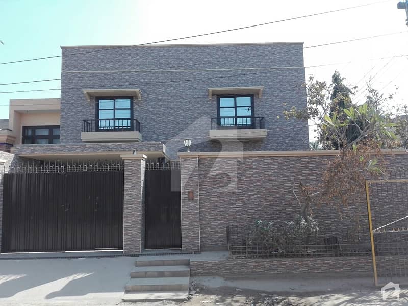 مدینہ ٹاؤن فیصل آباد میں 5 کمروں کا 18 مرلہ مکان 3.5 کروڑ میں برائے فروخت۔