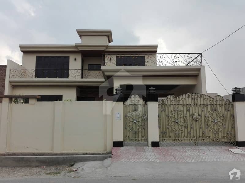 مدینہ ٹاؤن فیصل آباد میں 5 کمروں کا 12 مرلہ مکان 3 کروڑ میں برائے فروخت۔