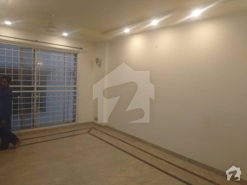 1 KANAL DOUBLE STORY HOUSE AVALABLE WITH GAS