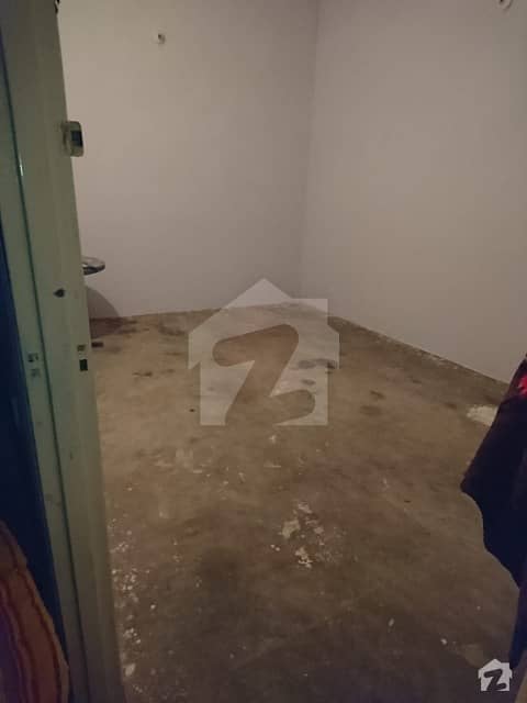 3 bed lounge 1 bath 2nd floor family building 24 hour boring water. 
Rent demand 15 hzar. . 
Only famly
Contact 03242726328
Zamzam property network dha phase 4 karachi. . .