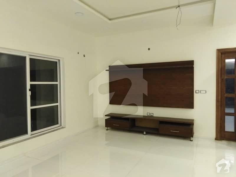 ایڈن ویلی فیصل آباد میں 7 کمروں کا 15 مرلہ مکان 4.5 کروڑ میں برائے فروخت۔