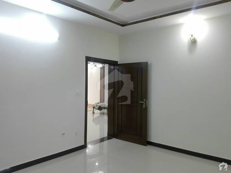 نیشنل پولیس فاؤنڈیشن اسلام آباد میں 6 کمروں کا 10 مرلہ مکان 1.55 کروڑ میں برائے فروخت۔