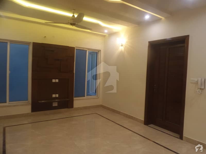 میڈیا کوم ایونیو فیصل آباد میں 4 کمروں کا 10 مرلہ مکان 2.6 کروڑ میں برائے فروخت۔