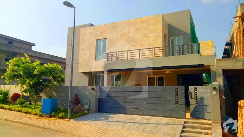 1 Kanal Brand New Aesthetic Design Bungalow near At Boulevard Up For Sale