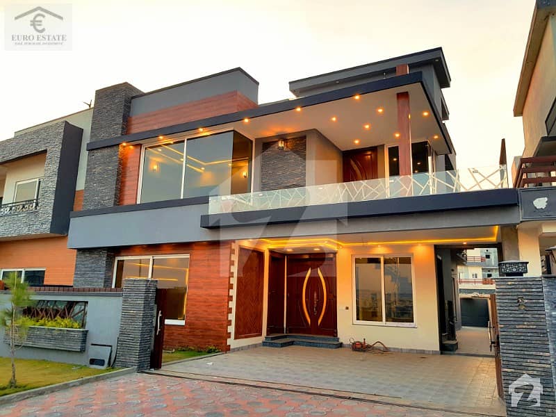 بحریہ ٹاؤن فیز 8 بحریہ ٹاؤن راولپنڈی راولپنڈی میں 5 کمروں کا 12 مرلہ مکان 2.6 کروڑ میں برائے فروخت۔