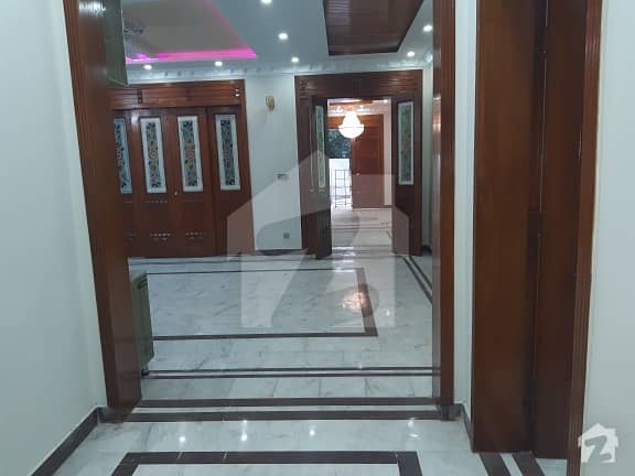 سکھ چین گارڈنز لاہور میں 4 کمروں کا 1 کنال مکان 70 ہزار میں کرایہ پر دستیاب ہے۔