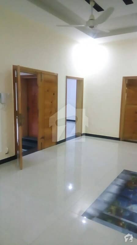 پی ایم اے روڈ ایبٹ آباد میں 6 کمروں کا 10 مرلہ مکان 2.75 کروڑ میں برائے فروخت۔