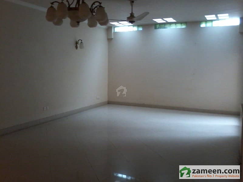 32 Marla General Villa Facing Park For Sale In Main Cantt Lahore