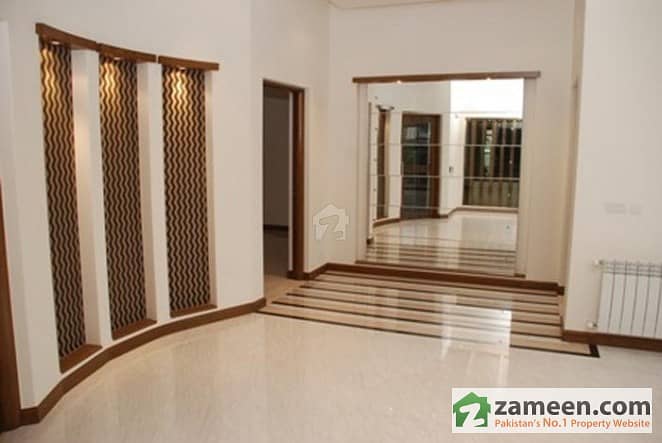 Main Cantt Shami Road - 1. 5 Kanal Upper Portion For Rent