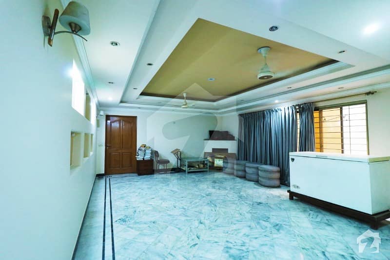 ڈی ایچ اے فیز 4 - بلاک ڈبل ایچ فیز 4 ڈیفنس (ڈی ایچ اے) لاہور میں 6 کمروں کا 1 کنال مکان 4.95 کروڑ میں برائے فروخت۔