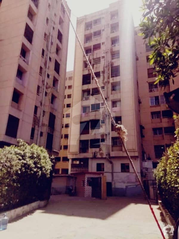 کلفٹن کراچی میں 3 کمروں کا 7 مرلہ فلیٹ 1.65 کروڑ میں برائے فروخت۔
