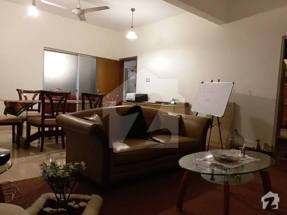 سِی ویو اپارٹمنٹس کراچی میں 3 کمروں کا 10 مرلہ فلیٹ 4.6 کروڑ میں برائے فروخت۔
