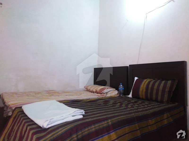 گلبرگ لاہور میں 2 کمروں کا 1 مرلہ کمرہ 16 ہزار میں کرایہ پر دستیاب ہے۔