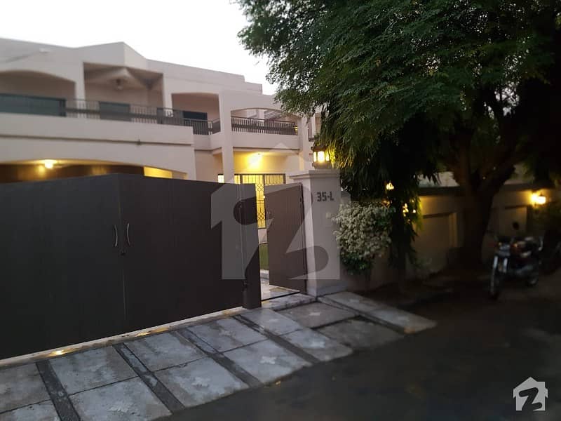 سرور روڈ کینٹ لاہور میں 7 کمروں کا 1.7 کنال مکان 8.25 کروڑ میں برائے فروخت۔