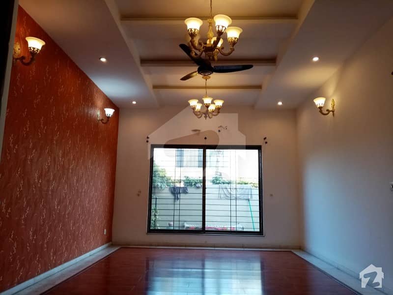 10 Marla  Stylish Bungalow Walking Distance Park House For Rent