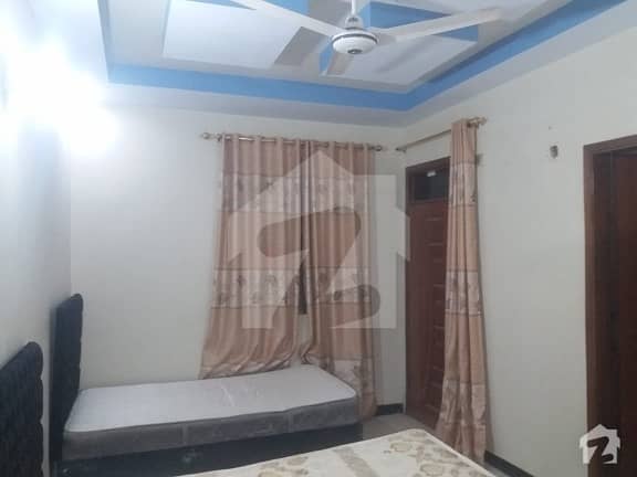 جناح ایونیو کراچی میں 3 کمروں کا 8 مرلہ فلیٹ 1.35 کروڑ میں برائے فروخت۔