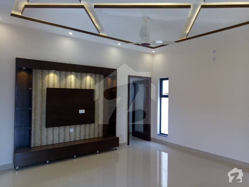 گرین سٹی ۔ بلاک اے گرین سٹی لاہور میں 5 کمروں کا 10 مرلہ مکان 2.4 کروڑ میں برائے فروخت۔