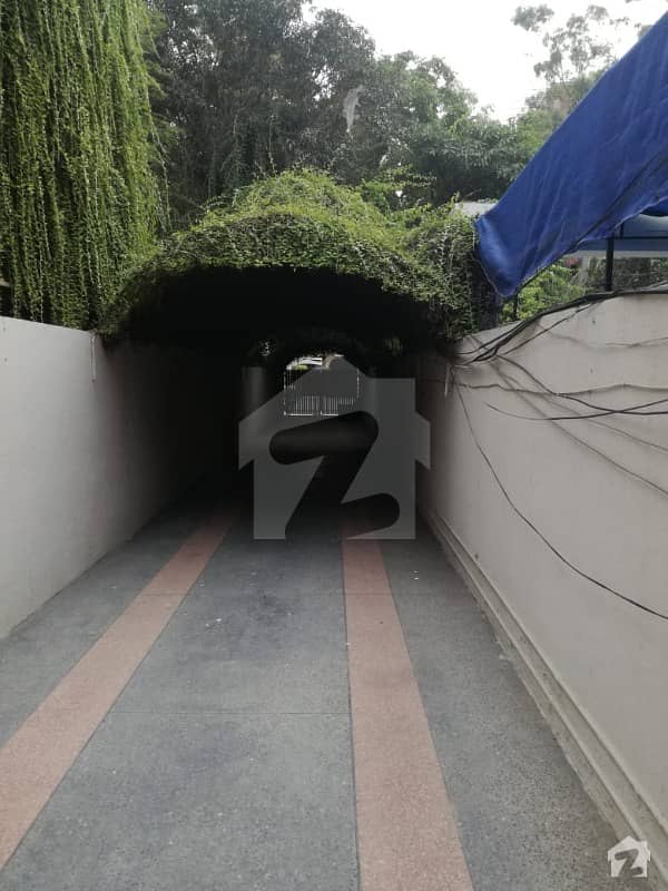 گلبرگ 3 گلبرگ لاہور میں 4 کمروں کا 1 کنال مکان 2.5 لاکھ میں کرایہ پر دستیاب ہے۔