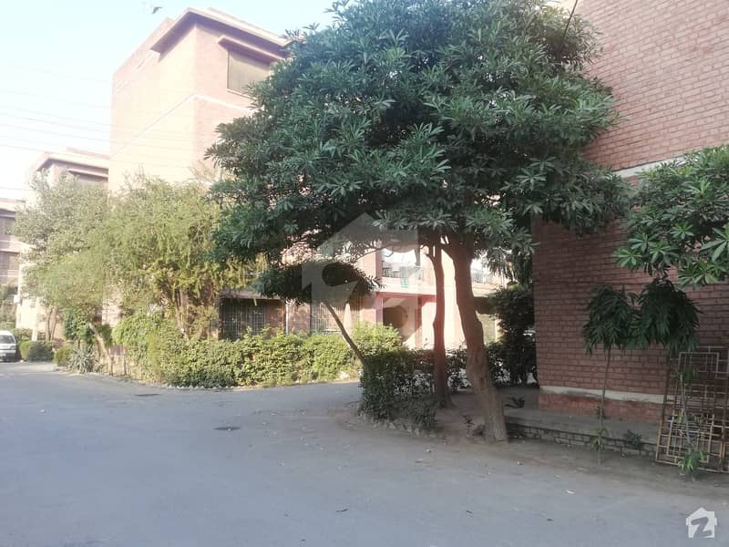 گڑھی شاہو لاہور میں 2 کمروں کا 4 مرلہ فلیٹ 47 لاکھ میں برائے فروخت۔
