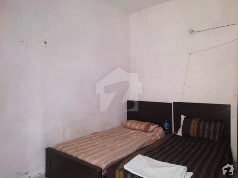 گلبرگ لاہور میں 2 کمروں کا 1 مرلہ کمرہ 17 ہزار میں کرایہ پر دستیاب ہے۔