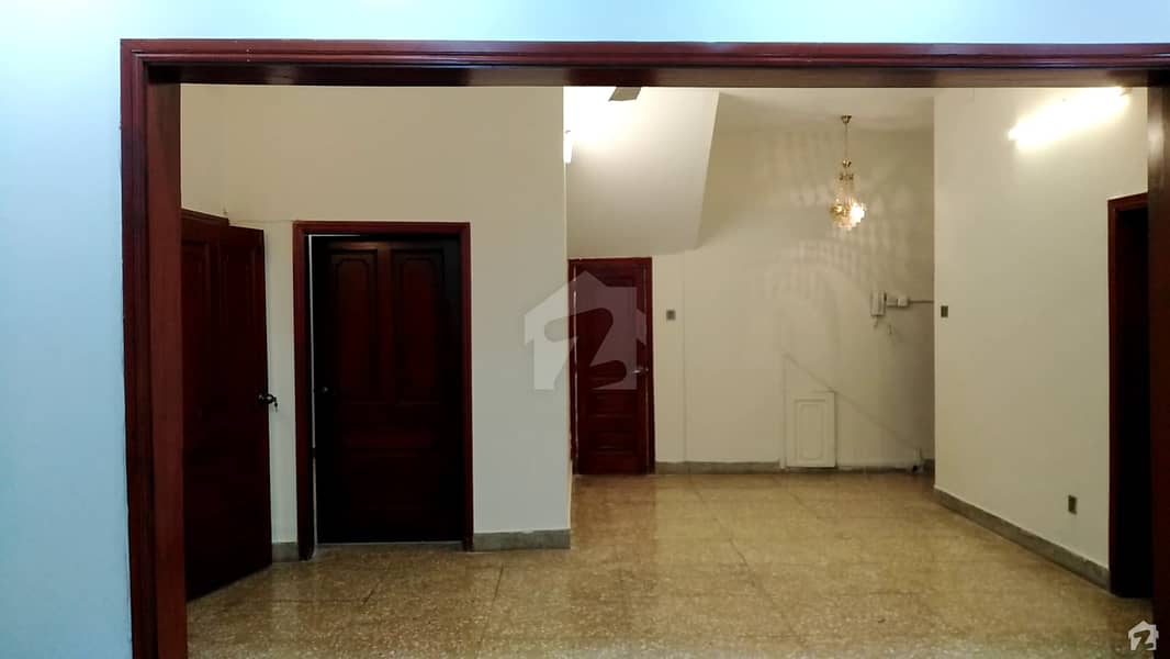 جی ۔ 8/2 جی ۔ 8 اسلام آباد میں 6 کمروں کا 12 مرلہ مکان 4.5 کروڑ میں برائے فروخت۔