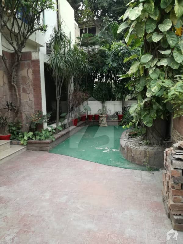 گلبرگ 5 گلبرگ لاہور میں 4 کمروں کا 12 مرلہ مکان 1.5 لاکھ میں کرایہ پر دستیاب ہے۔