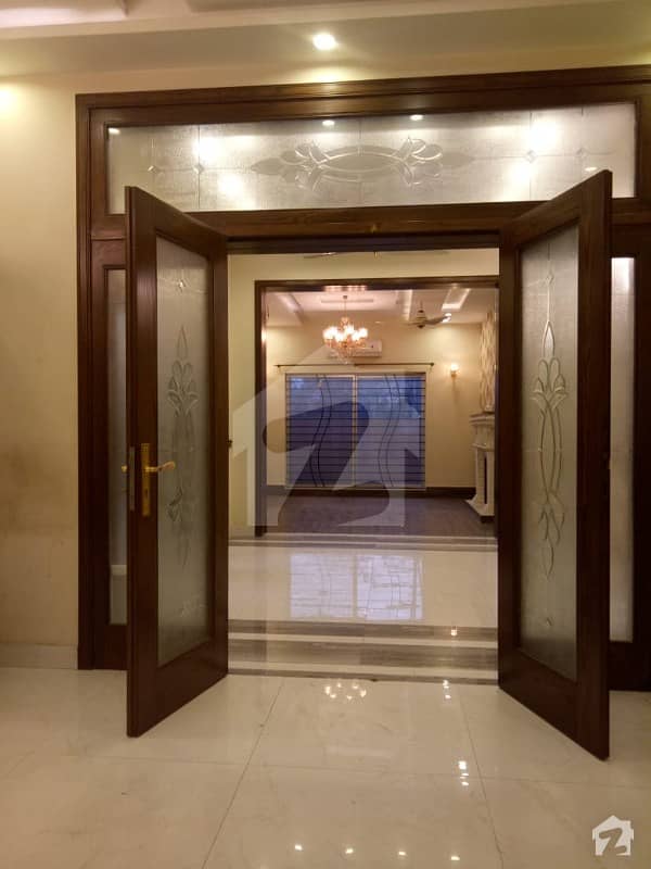ڈی ایچ اے فیز 8 - بلاک ایم ڈی ایچ اے فیز 8 ڈیفنس (ڈی ایچ اے) لاہور میں 4 کمروں کا 10 مرلہ مکان 1.05 لاکھ میں کرایہ پر دستیاب ہے۔
