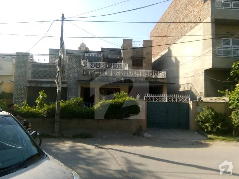 رستم پارک لاہور میں 7 کمروں کا 1.1 کنال مکان 3.8 کروڑ میں برائے فروخت۔