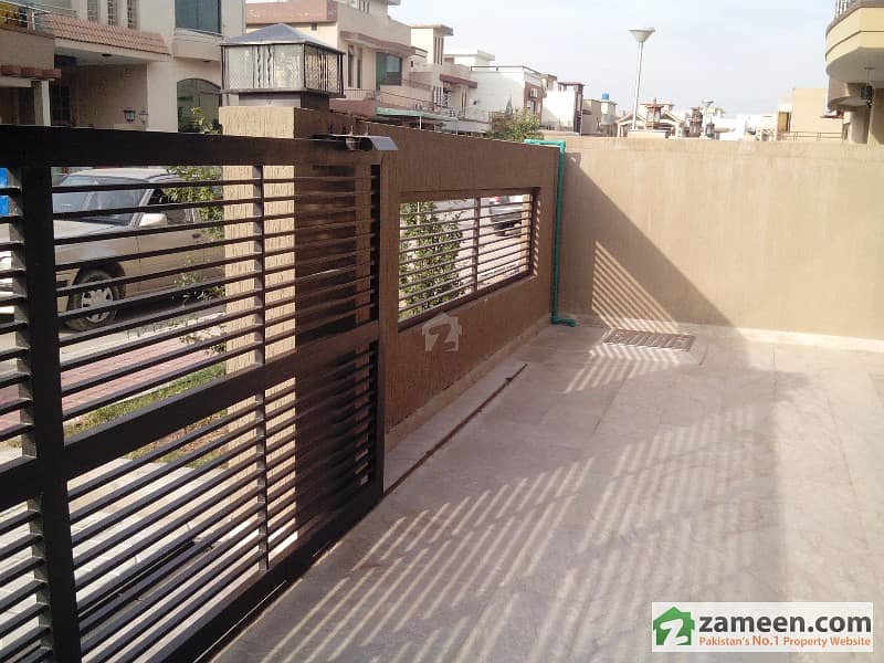 10 Marla Beautiful House for sale In Bahria Town