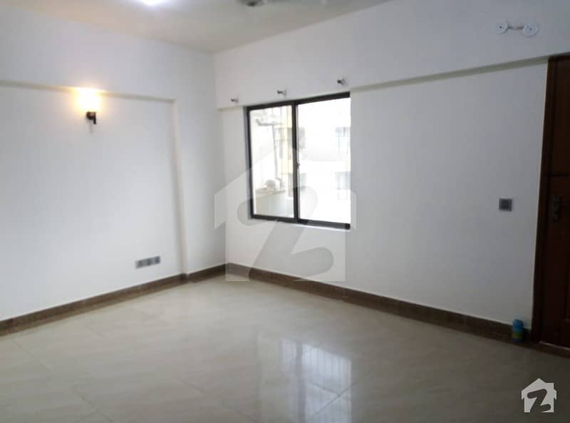 Defence itahad comershal 2 bedrooms out class flat with lift for sale