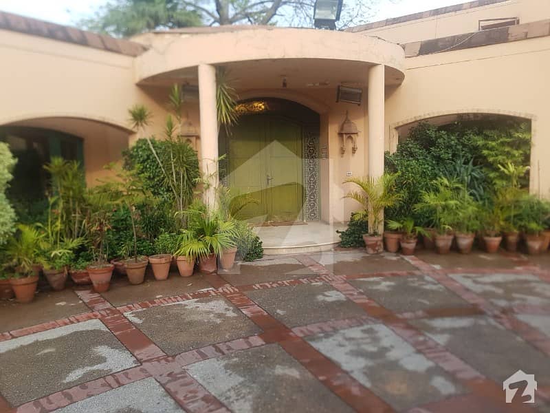 ظفر علی روڈ گلبرگ لاہور میں 6 کمروں کا 6 کنال مکان 9 لاکھ میں کرایہ پر دستیاب ہے۔
