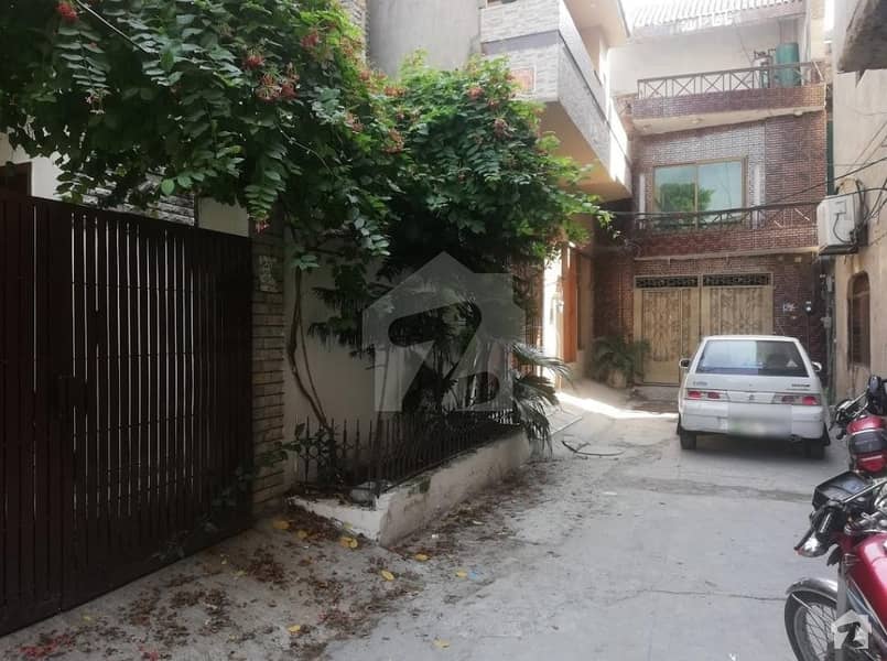 WellBuilt House Available In Good Location Davis Road, Lahore
