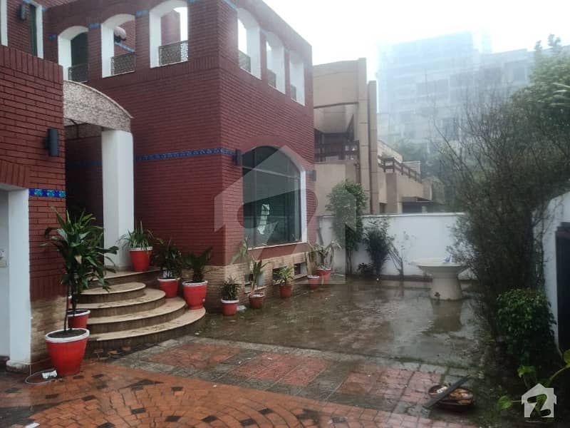 ڈی ایچ اے فیز 5 - بلاک سی فیز 5 ڈیفنس (ڈی ایچ اے) لاہور میں 6 کمروں کا 1 کنال مکان 1.3 لاکھ میں کرایہ پر دستیاب ہے۔