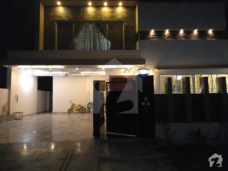 بحریہ ٹاؤن سیکٹر A بحریہ ٹاؤن لاہور میں 5 کمروں کا 1 کنال مکان 1.3 لاکھ میں کرایہ پر دستیاب ہے۔