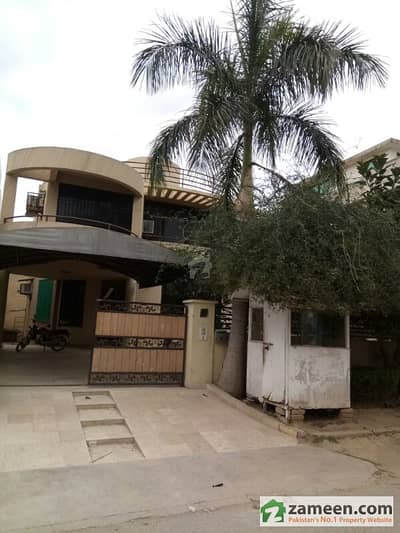 F11 Triple story single Unit house,3 beds attached bath, kitchen,Drawing, dining, Lounge store, study, car porch, big Lawn,Beautiful house