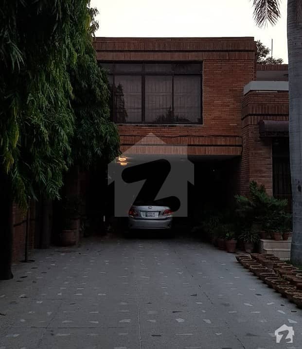 نثار کالونی کینٹ لاہور میں 5 کمروں کا 2 کنال مکان 14 کروڑ میں برائے فروخت۔