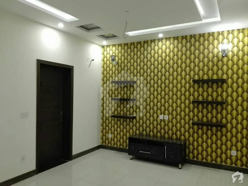 پی آئی اے ہاؤسنگ سکیم لاہور میں 5 کمروں کا 10 مرلہ مکان 2.3 کروڑ میں برائے فروخت۔