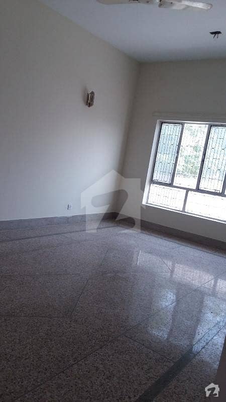 4080 Old live able houe at good location near to main road