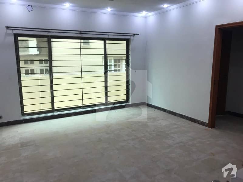 1 Kanal Full Basement Ideal Location 6 Bedroom House