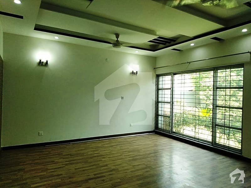 ڈی ایچ اے فیز 3 ڈیفنس (ڈی ایچ اے) لاہور میں 5 کمروں کا 2 کنال مکان 2.4 لاکھ میں کرایہ پر دستیاب ہے۔