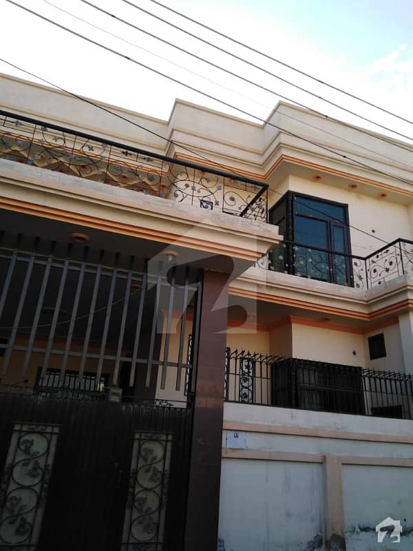 خیابان کالونی 2 فیصل آباد میں 6 کمروں کا 8 مرلہ مکان 1.5 کروڑ میں برائے فروخت۔