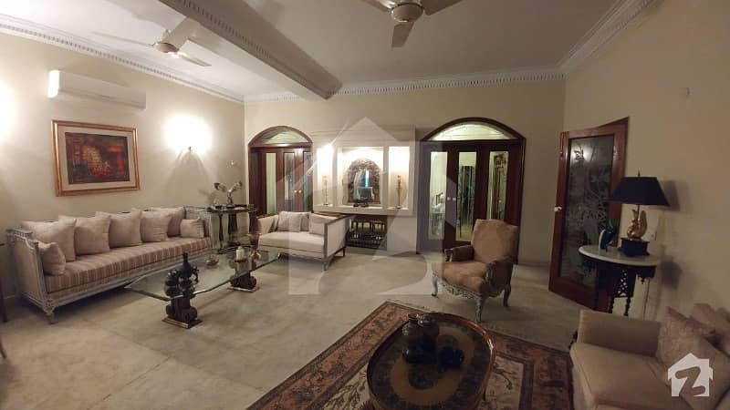 گلبرگ 3 - بلاک ایچ گلبرگ 3 گلبرگ لاہور میں 5 کمروں کا 2.2 کنال مکان 9.25 کروڑ میں برائے فروخت۔