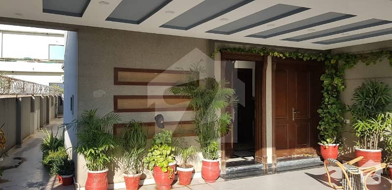 Phase 8 overseas 5  ground portion for rent  1 kanal