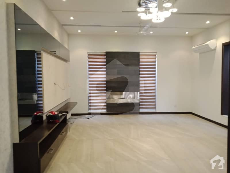 LUXURY OUT CLASS 1 KANAL  VILLA FUL BASEMENT  FOR RENT HOT LOCATION PHASE 5