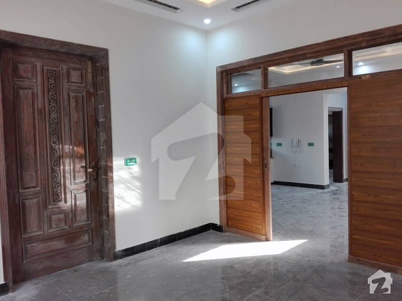 سوساں روڈ فیصل آباد میں 6 کمروں کا 11 مرلہ مکان 2.8 کروڑ میں برائے فروخت۔