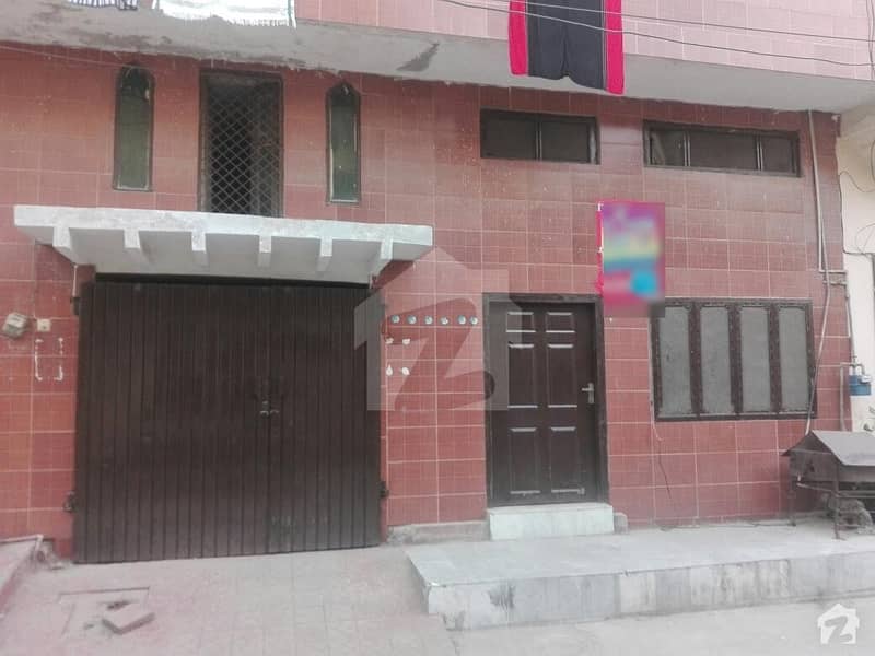 گلستان کالونی نمبر 1 فیصل آباد میں 5 کمروں کا 7 مرلہ مکان 1.3 کروڑ میں برائے فروخت۔