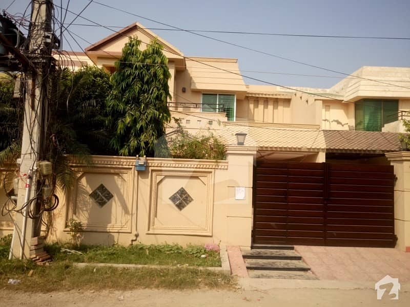 خدا بخش کالونی کینٹ لاہور میں 4 کمروں کا 11 مرلہ مکان 1.9 کروڑ میں برائے فروخت۔