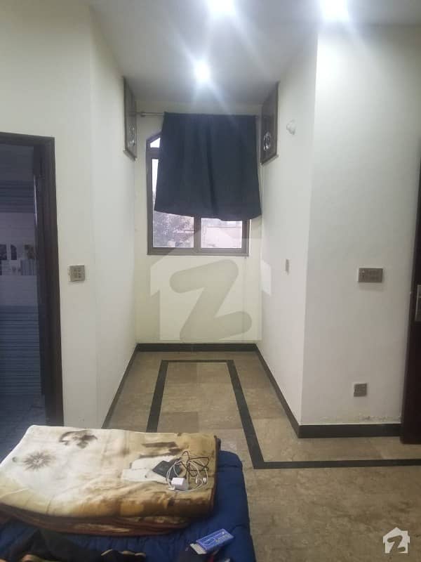3 Marla upper portion rent near to emporium mall bachelor and office