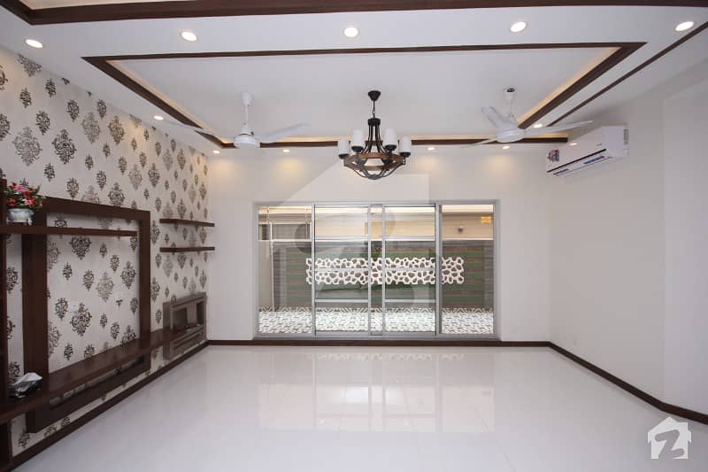 One Kanal Bungalow For Sale In Phase 8 Facing Park